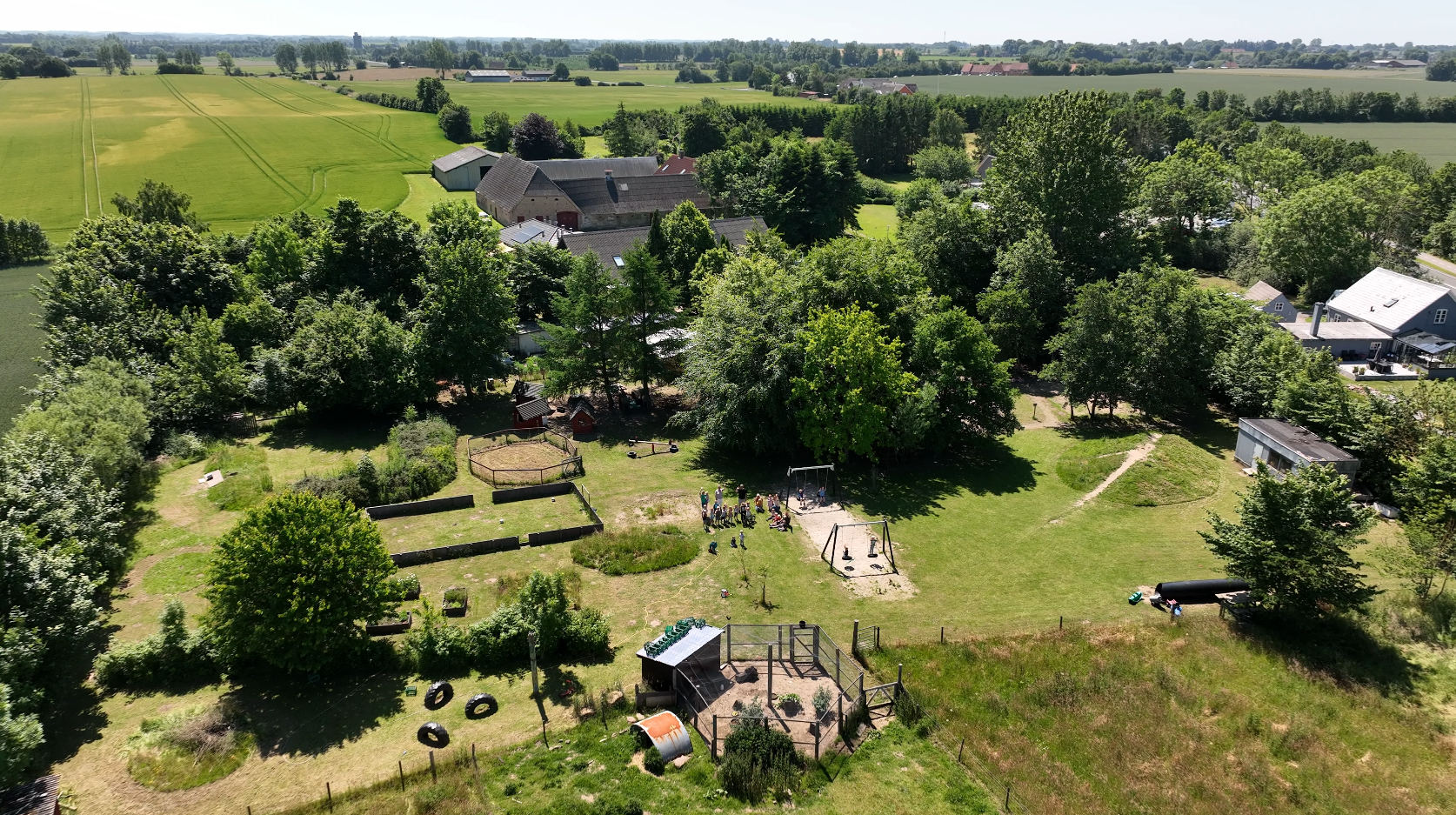 Dronebillede af gårdbørnehaven 'Spirevippen' i Skovby.